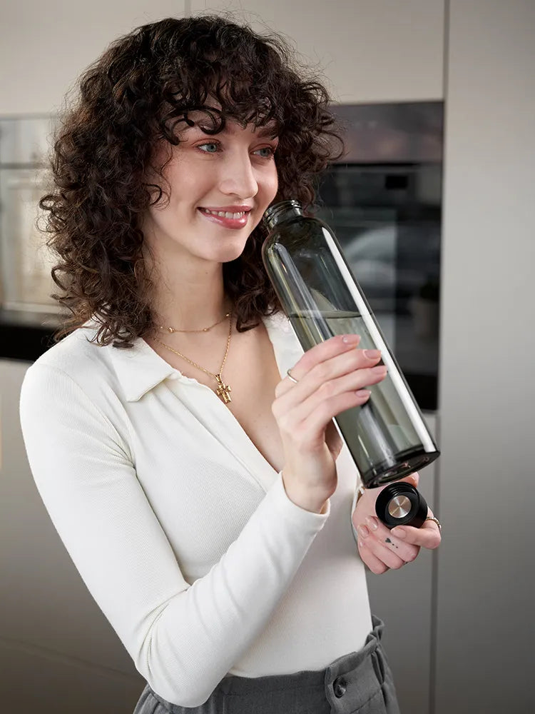 Schwarze Trinkflasche aus Glas – 750 ml