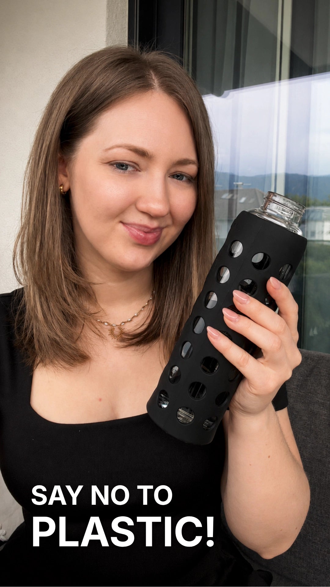 Load video: Plastic vs. Glass: Which Water Bottle Is Better? | spottle
