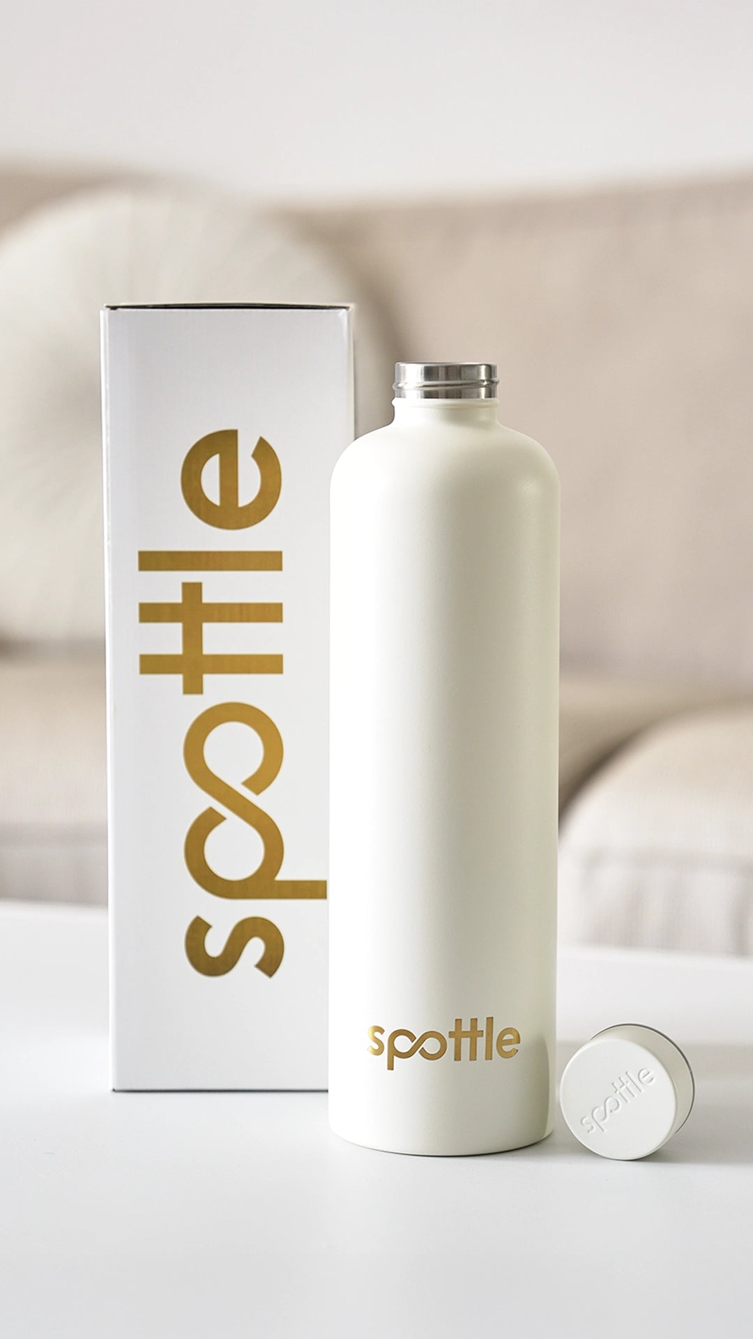 Video laden: Kundenfeedback zu einer spottle Thermosflasche aus Metall mit goldenem Logo, Schraubdeckel und hochwertiger Verpackung.