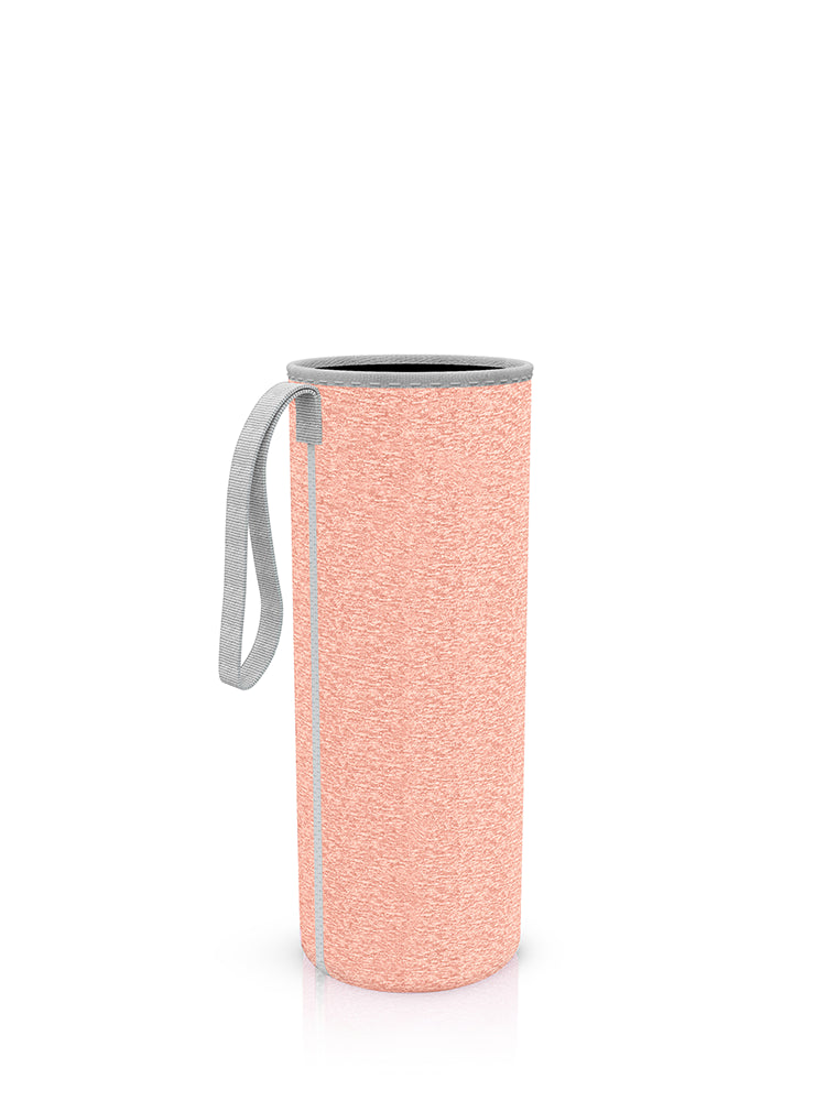 Neopren-Schutzhülle in peach für eine 750-ml-Glasflasche von spottle. Mit praktischer Trageschlaufe – ideal für unterwegs.