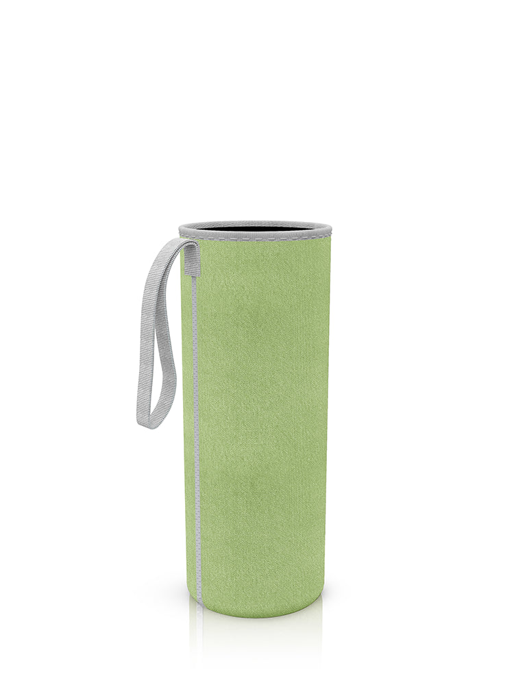 Neopren-Schutzhülle in pistachio für eine 750-ml-Glasflasche von spottle. Mit praktischer Trageschlaufe – ideal für unterwegs.