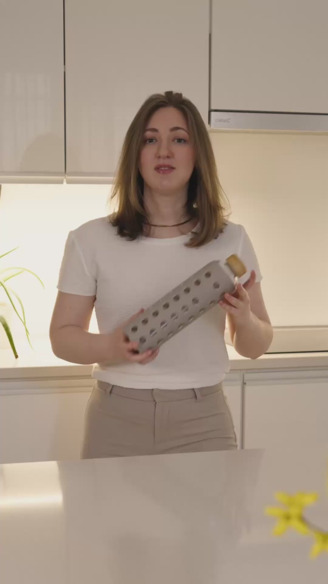 Video laden: Das Video zeigt positives Kundenfeedback zur spottle Glasflasche und hebt sie als hochwertige Trinkflasche aus Glas für den Alltag hervor.
