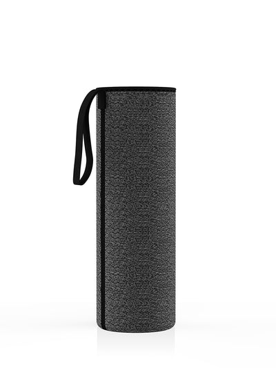 Neopren-Schutzhülle in schwarz meliert für eine 750-ml-Glasflasche von spottle. Mit praktischer Trageschlaufe – ideal für unterwegs.