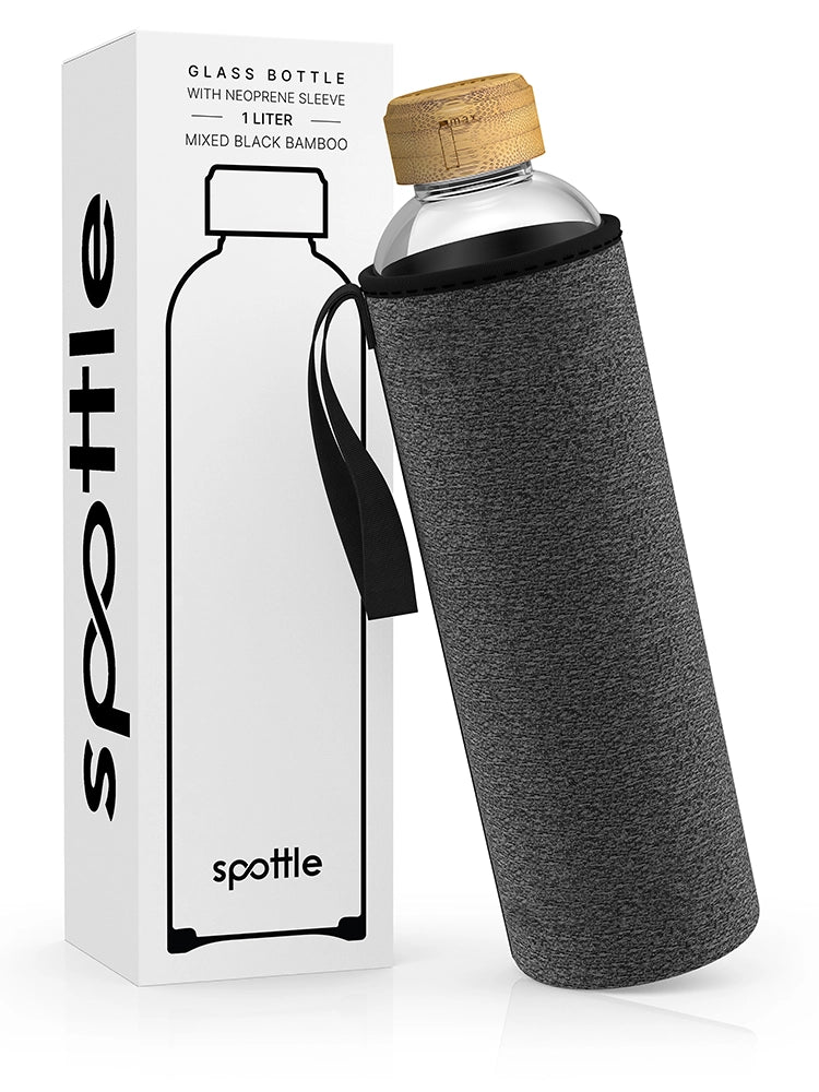 spottle 1-Liter-Glasflasche mit Bambusdeckel und dunkelgrauer Neoprenhülle neben Produktverpackung