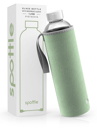 spottle 1-Liter-Glasflasche mit pistaziengrüner Neoprenhülle neben Produktverpackung