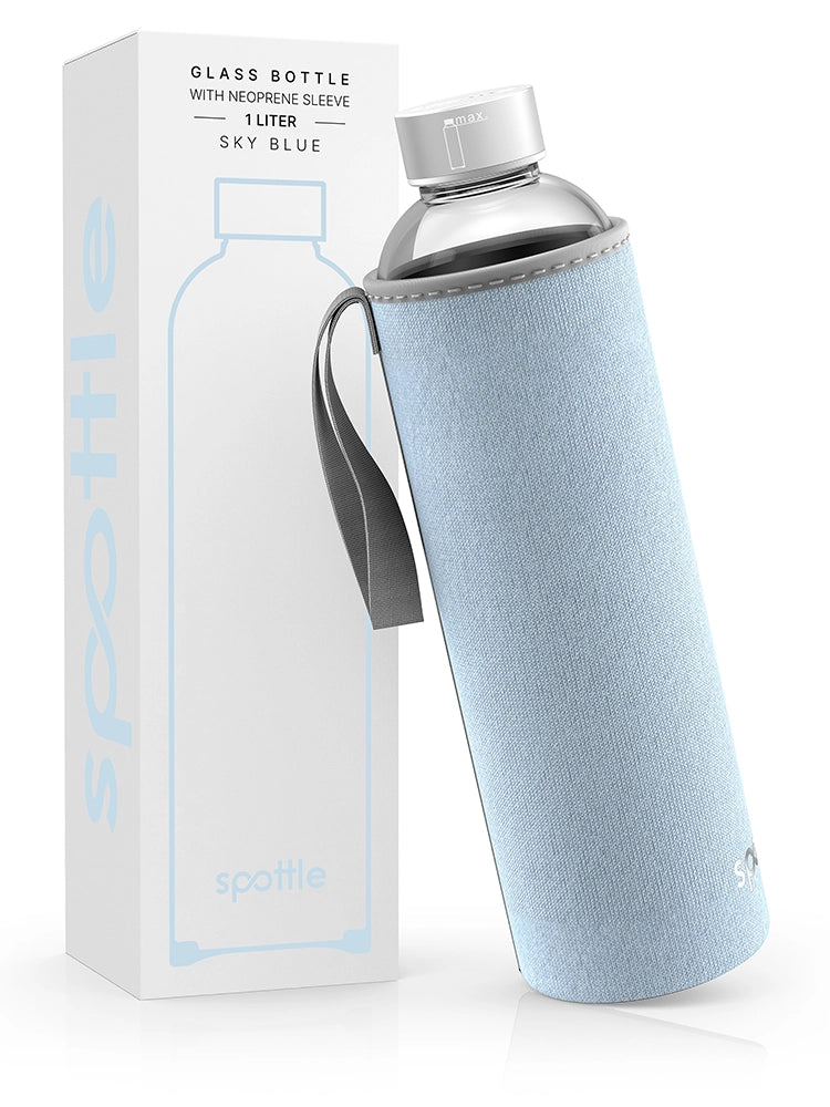 spottle 1-Liter-Glasflasche mit hellblauer Neoprenhülle neben Produktverpackung