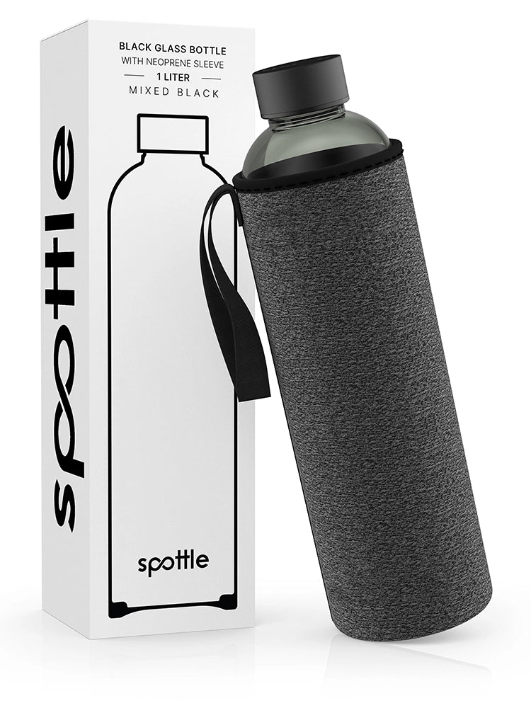spottle schwarze 1-Liter-Glasflasche mit dunkelgrauer Neoprenhülle neben Produktverpackung